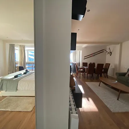 De Lujo Familiar St. Moritz Apartment *